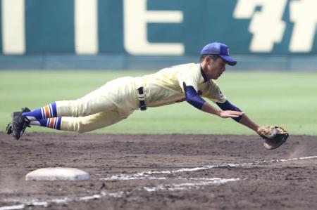 　８回、一塁の守備についた星稜・加藤は、鳴門・日下の打球に飛びつく（撮影・北村雅宏）