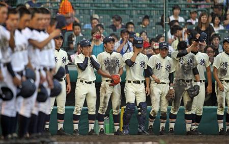 　延長戦の末サヨナラ負けを喫し、涙にむせぶ修徳ナイン（撮影・立川洋一郎）