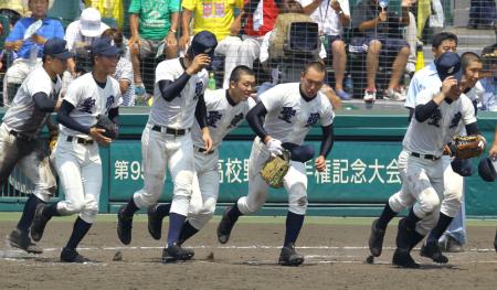 　アルプス席に駆け出す弘前学院聖愛ナイン