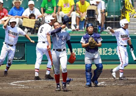　２回、木更津総合・東のタイムリーで（左から）二走・秋庭と三走・檜村が生還。追加点を許し、汗をぬぐう西脇工・翁田（中央左）と西沢（同右）のバッテリー（撮影・立川洋一郎）