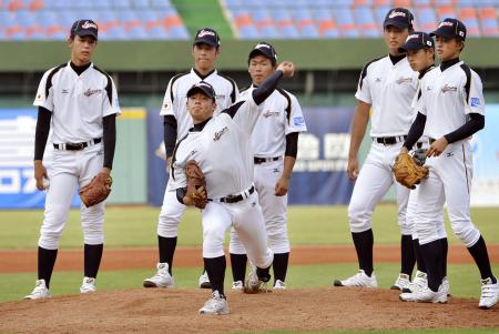 　台中市内の球場で、マウンドの感触を確かめる日本代表の松井（手前中央）ら投手陣（共同）