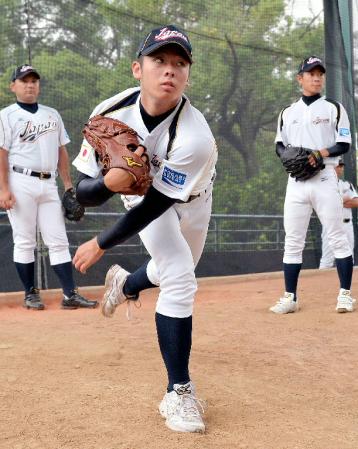 　雨天のため初戦のカナダ戦が中止となり、キャッチボールで調整する松井（手前）＝台中（共同）