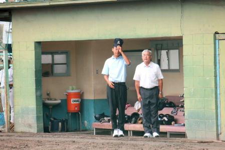 　ＰＬ学園の部長を務めた正井一真校長（右）＝ＰＬ学園グラウンド