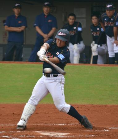 　メキシコ戦の初回、森友は先制の左前適時打を放つ（撮影・藤田昌央）