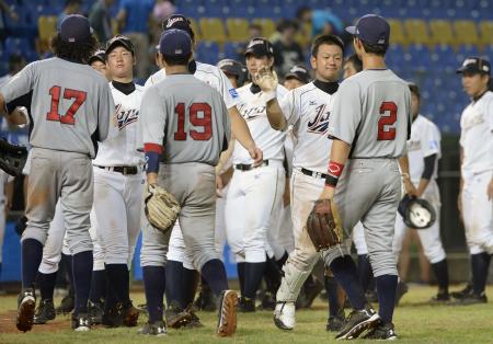 　試合後にタッチを交わす日本と米国の両チームナイン（共同）