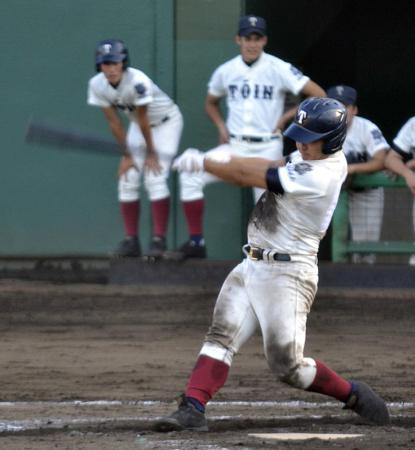 　９回、右越えに決勝２ランを放つ大阪桐蔭・森友