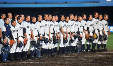 　決勝進出を決め、校歌を歌う池田ナイン