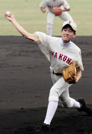 　チームを４３年ぶり２度目の優勝に導いた岩国・柳川