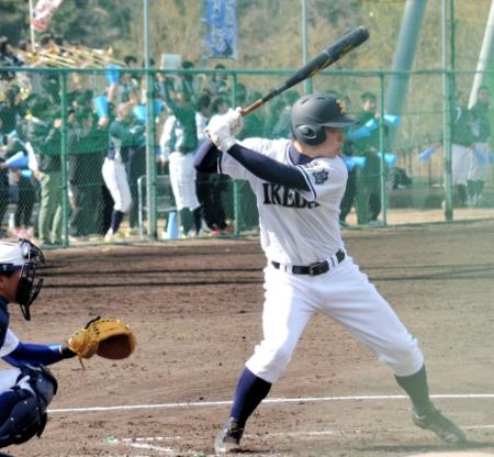 　応援団の予行演習も兼ねた練習試合で４安打を放った池田・岡本