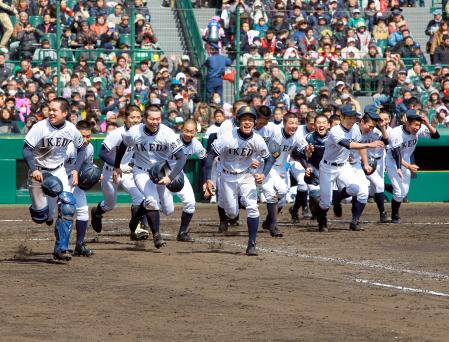 アルプスの応援団へ勝利の報告に駆け出す池田ナイン（撮影・神子素慎一）