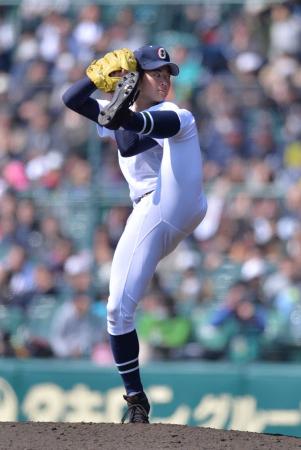 　豪快なフォームで力投する沖縄尚学・山城