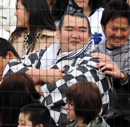 　明徳義塾の応援席で試合を観戦する琴奨菊（撮影・保田叔久）