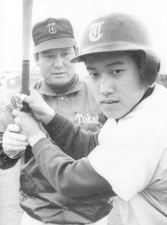 　原辰徳選手（右）を指導する父親の原貢・東海大相模高監督＝１９７５年