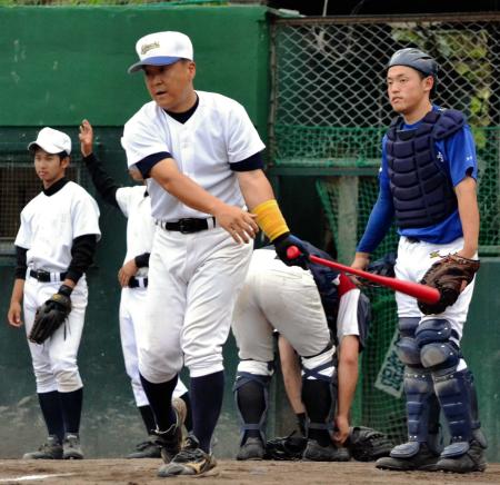 　ノックに力がこもる長谷川監督（中央）右は奥田副主将（撮影・市尻達拡）