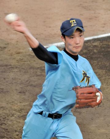 　外野手として右投げでキャッチボールする所沢商・増田