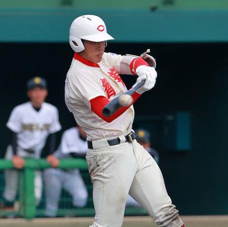 　７回、、右越えに満塁本塁打を放つ智弁学園・岡本