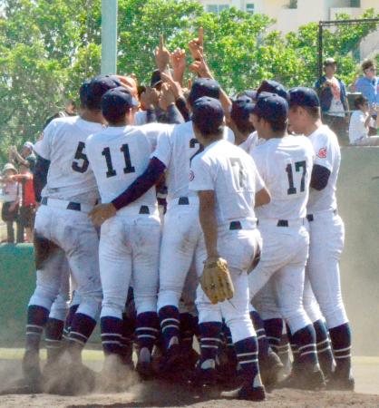 　全国のトップを切って甲子園出場を決め、喜ぶ沖縄尚学ナイン