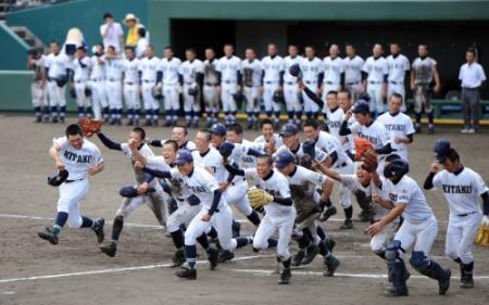 　甲子園出場を決め、笑顔で駆けだす佐賀北ナイン