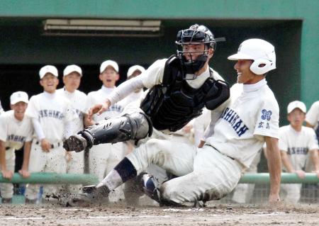 　５回、本塁へ突入した二走・前原（右）の生還を阻止する広島商・町田（撮影・市尻達拡）