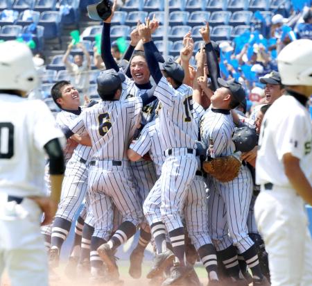 　甲子園出場を決めて歓喜の東海大望洋ナイン