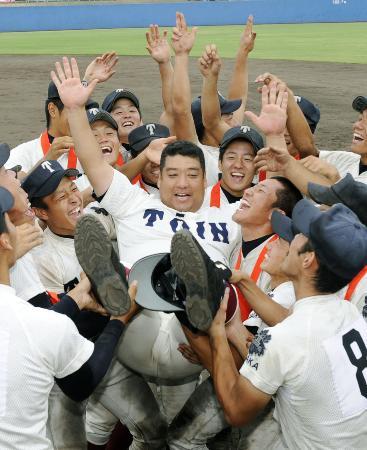 　３年連続８度目の甲子園出場を決め、選手らに胴上げされる大阪桐蔭の西谷監督＝舞洲スタジアム