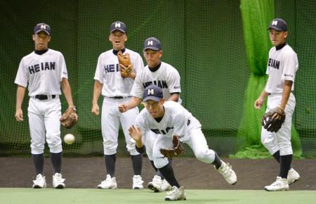 　守備練習する龍谷大平安ナイン＝甲子園