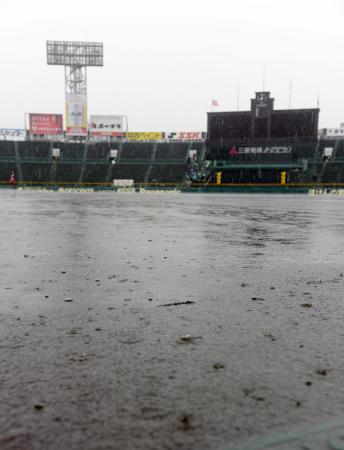 　台風１１号の接近による悪天候のため、全国高校野球選手権大会の開幕が延期となった甲子園球場＝９日午前、兵庫県西宮市