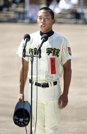 　第９６回全国高校野球選手権大会の開会式で、選手宣誓する作新学院の中村幸一郎主将＝１１日午前、甲子園球場