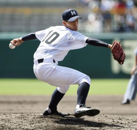 　春日部共栄戦の２番手で登板した龍谷大平安・高橋奎＝甲子園