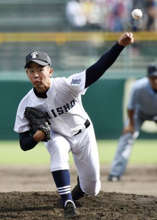 　日大鶴ケ丘戦に先発した富山商・森田＝甲子園