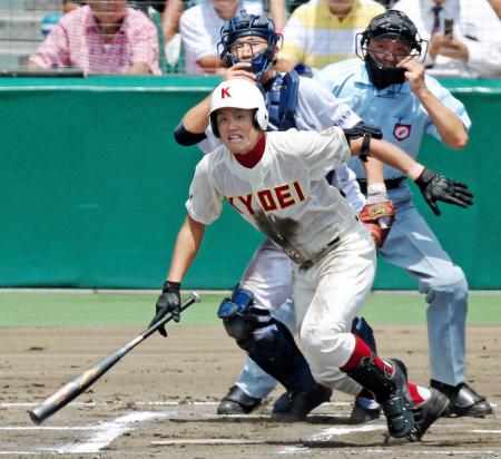 　全力でプレーする春日部共栄・平塚