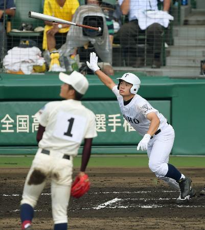 　日南学園-東邦　６回裏東邦１死二塁、溝口が右越えに２点本塁打を放つ。投手横川＝甲子園