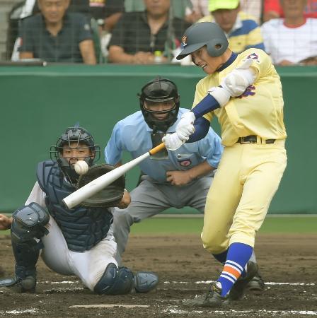 　静岡-星稜　８回裏星稜１死二塁、岩下が右中間に決勝の二塁打を放つ。捕手堀内＝甲子園