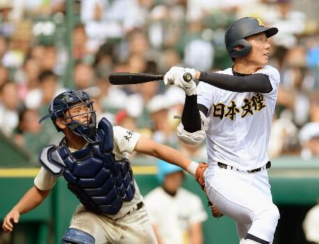 　日本文理-大分　７回裏日本文理無死二塁、飯塚が中前に決勝打を放つ。捕手今川＝甲子園