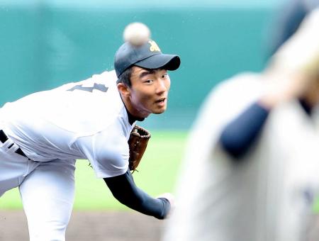 　汗を飛び散らせながら力投する日本文理・飯塚（撮影・北野将市）