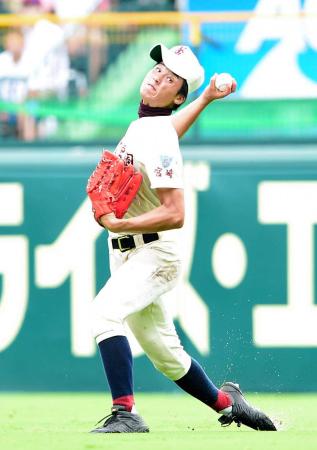 　８回２死二、三塁、鈴木の右前適時打で二走の生還を防ぐ強肩を見せた日南学園・谷川