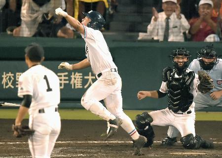 　三重-広陵　１１回裏三重２死満塁、宇都宮がサヨナラの押し出し四球を選びガッツポーズ。投手吉川、捕手太田＝甲子園