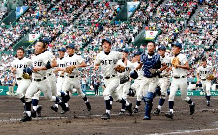 　スタンドみに向かってダッシュする利府ナイン（撮影・保田叔久）