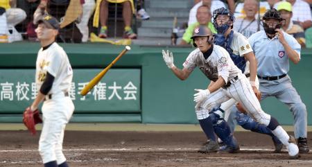 　小松-山形中央　９回表山形中央２死三塁、中村が決勝となる中前打を放つ。投手菅、捕手森田＝甲子園