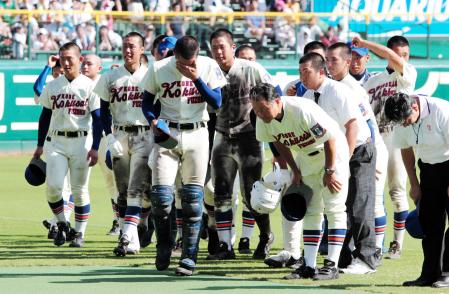 　初戦敗退し、ガックリの神戸国際大付ナイン（撮影・坂部計介）