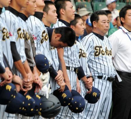 　初戦敗退した東海大甲府・村中監督（右）