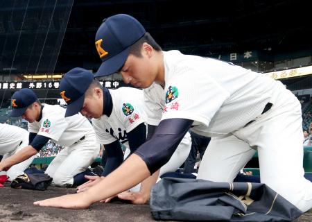 　甲子園の土を拾い集める海星・土谷