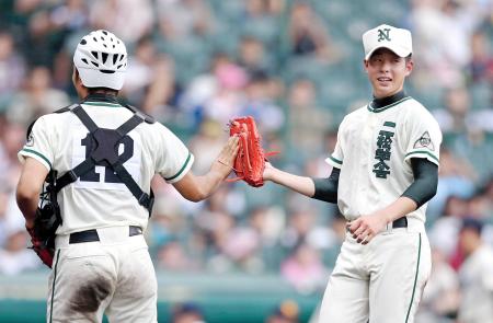 　勝利し二松学舎大付・今村（左）とタッチを交わす大江