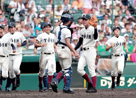 　開星に競り勝ち、笑顔を見せる福島（右から２人目）ら大阪桐蔭ナイン（撮影・坂部計介）