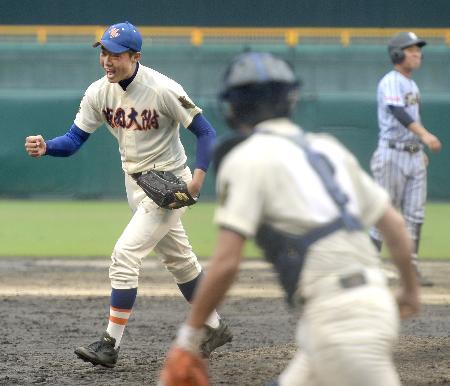 　東海大相模-盛岡大付　６回裏東海大相模１死一、三塁、南谷を遊ゴロ併殺に打ち取り、ガッツポーズする盛岡大付先発の松本＝甲子園