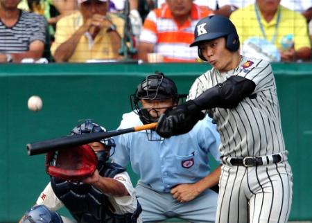 １回敦賀気比、２死三塁、岡田は先制２ランを放つ＝甲子園（撮影・飯室逸平）