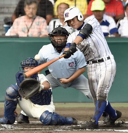 　健大高崎-利府　６回裏健大高崎２死一、三塁、柘植が左中間に２点二塁打を放つ。捕手小野＝甲子園