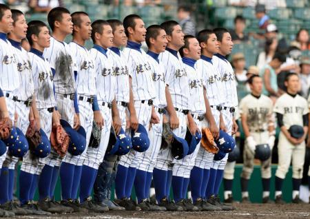 　利府に快勝し、笑顔で校歌を歌う健大高崎の選手＝甲子園