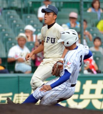 　１回、二盗を決める高崎健康福祉大高崎・脇本（右）。利府は１１盗塁を許した