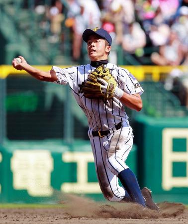 　９回、中村の打球を処理し、一塁へ送球する鹿屋中央・吐合